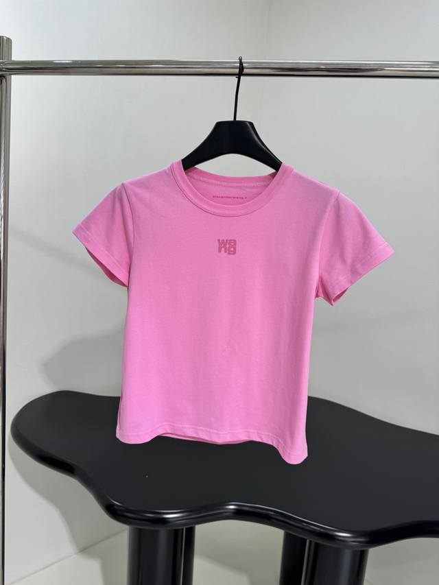 新品发泡徽标平纹短款 T 恤 棉质平纹针织面料 饰有发泡彩胶堆叠徽标 Wang 印花 罗纹领口和下摆 休闲版型 气质单品 玫粉色 S M L