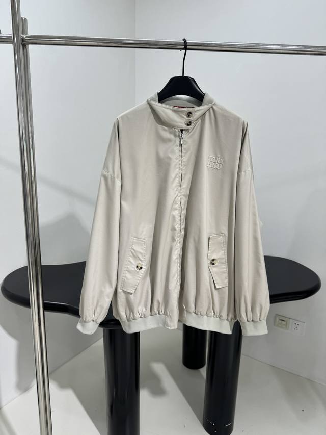 新品巴拿马棉质长款束腰夹克 米杏色巴拿马棉质夹克外套 饰有品牌标识刺绣 撞色棉质格纹内衬 针织立领领口 复古风格元素 男女同款 米杏色 L