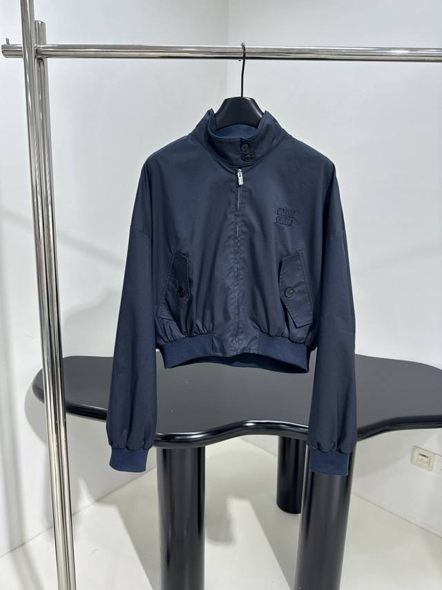 新品巴拿马棉质束腰夹克 藏蓝色巴拿马棉质夹克外套 饰有品牌标识刺绣 撞色棉质格纹内衬 针织立领领口 复古风格元素 男女同款 藏蓝色 L