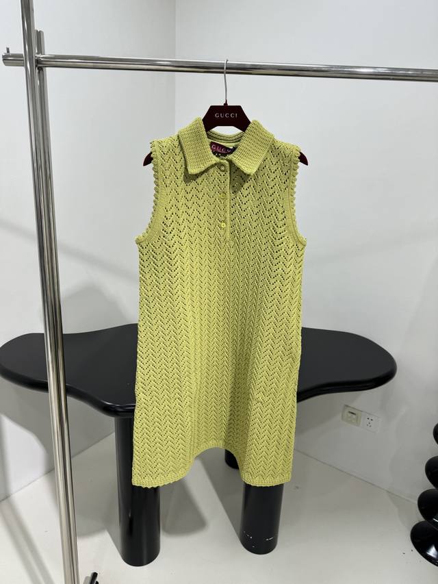 25新品羊毛混纺polo背心裙 定制春夏可穿的羊毛混纺面料 全身镂空钩花图案 配有同色系吊带里裙 修身弹力版型 polo领口 纽扣开合 推荐入手 芥末绿 Sml