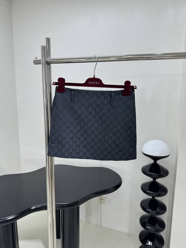 新品Original 帆布迷你半身裙 采用黑色Rosso Ancora Original Gg帆布打造 通体饰有品牌标识英文刺绣 低腰设计 带衬里 腰带环搭配隐