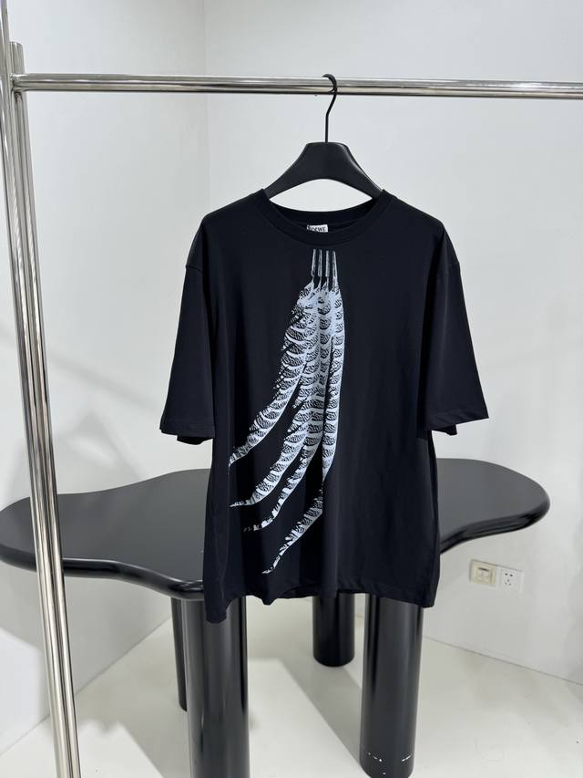 25新品棉质印花T恤 柔软棉质针织面料制作 正面饰羽毛图案印花 背面饰品牌标识刺绣 圆领领口 落肩设计 男女同款 黑色 白色 Sml