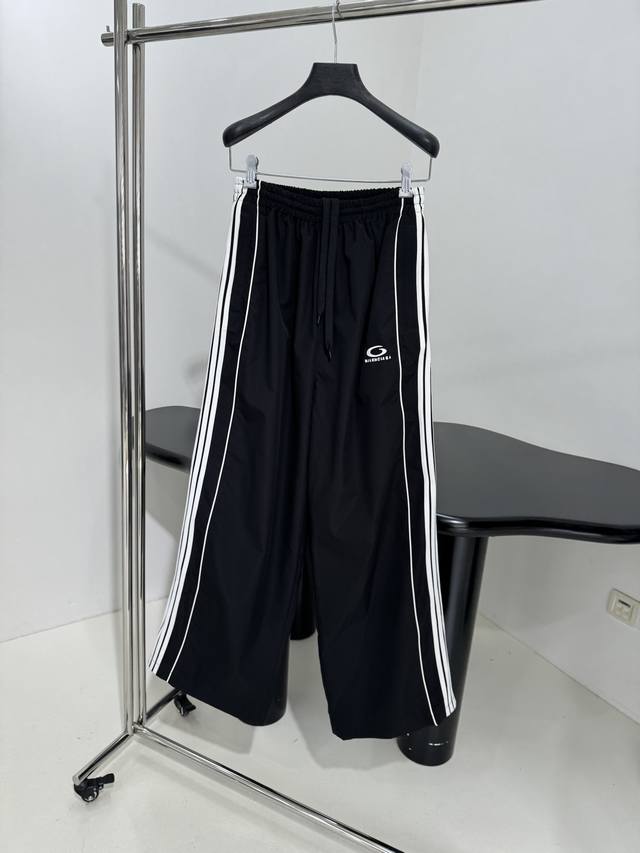 新品Loop Sports Icon直筒休闲运动裤 独家定制科技府绸面料 大号廓形饰片结构拼接撞色设计 松紧抽绳腰头 饰以Loop Sports Icon艺术作
