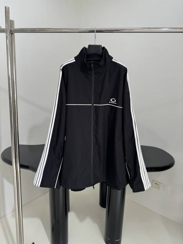 新品Loop Sports Icon廓形夹克冲锋衣 独家定制科技府绸面料 大号廓形饰片结构拼接撞色设计 双头拉链开合 五金开模 前后饰以Loop Sports