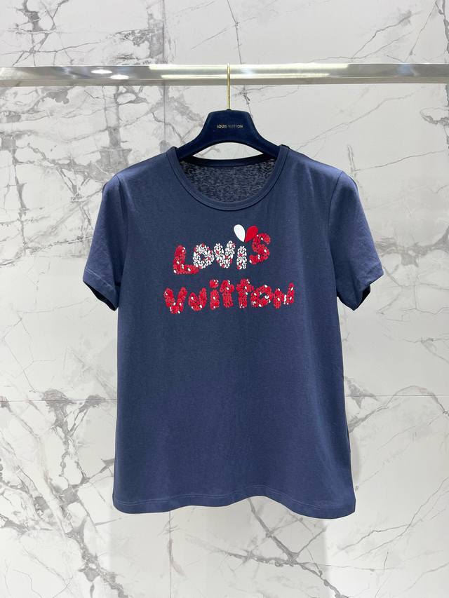17717# louisvuitto*植绒爱心T简约大气款 品牌Logo英文以独特的小爱心呈现 水胶浆印花和立体植绒结合很有层次感 使得整体俏皮灵动 两颗心型图