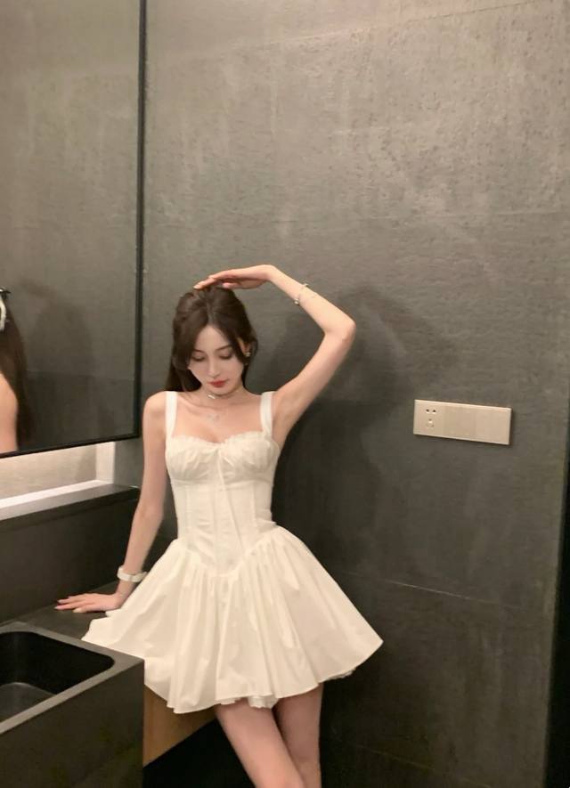5855# 连衣裙 上新25Ss新款Houseofcb 法式鱼骨多巴胺初恋小白裙 甜美浪漫风白色吊带裙 一袭纯净白色 邂逅浪漫春日 方领设计展露优雅肩颈线条 蕾