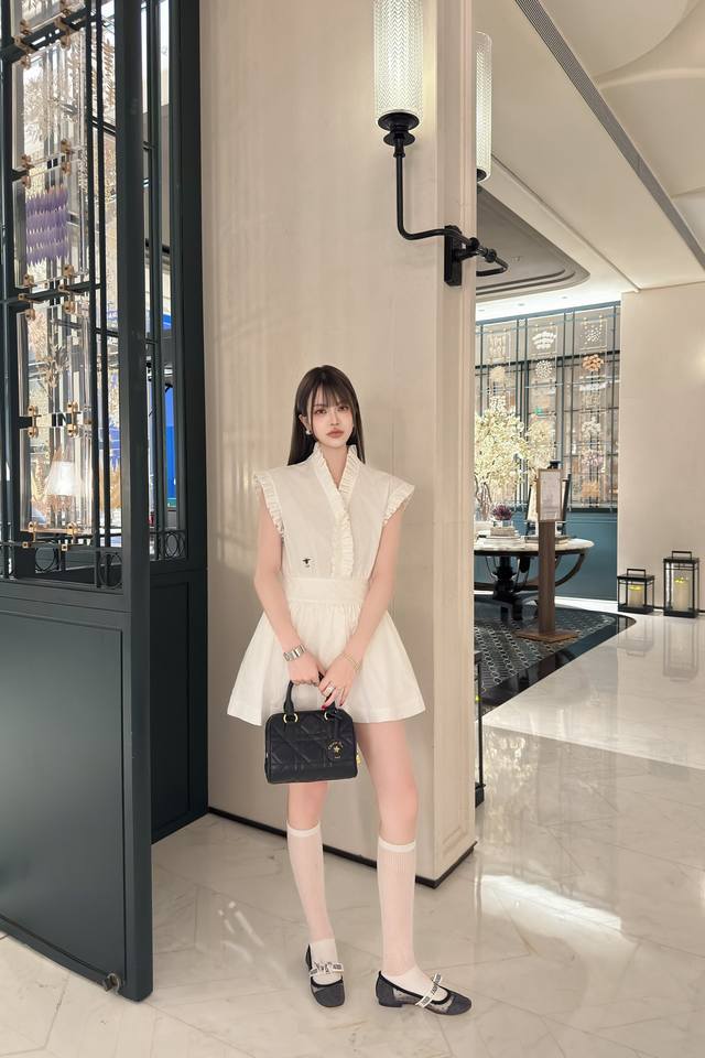 5989# 连衣裙 上新D家小蜜蜂V领连衣裙 经典又有型 各种都能完美驾驭 高级成衣做法 细节美到爆 精美又日常 轻松驾驭 质感棒棒哒 减龄 时髦休闲少女感 码