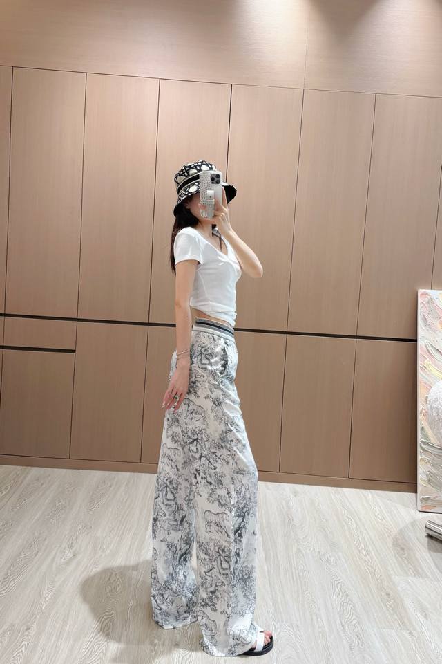 70818# D家印花长裤 上新原单品质 Dio* 25新款织带印花休闲裤 颜色百搭高级 定制面料尽显高级随意感 视觉盛宴 四季必入的百搭单品 订制面料 质感巨