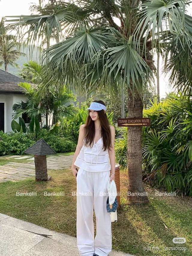浅春系 v领设计也很显脸小 前片抽绳设计也很贴心 可根据自己的喜好来调节 无论是想要休闲慵懒风 还是想强调腰线 都能轻松实现 下装搭配超 级宽松的长裤穿上毫无束