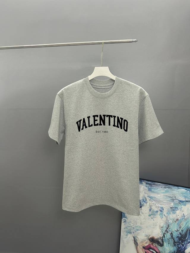 valentno华伦天奴2025春夏经典印花圆领短袖T恤采用280克双纱精棉 衣服偏厚使整体高透气和柔软性 高版本 三标齐全 男女同款 颜色 白色 黑色 灰色