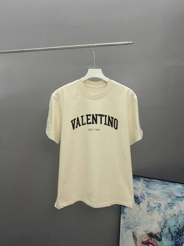 valentno华伦天奴2025春夏经典印花圆领短袖T恤采用280克双纱精棉 衣服偏厚使整体高透气和柔软性 高版本 三标齐全 男女同款 颜色 白色 黑色 灰色