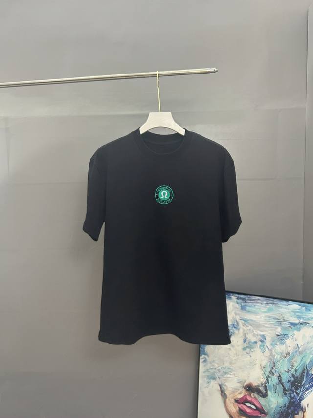 lululemon露露 刺绣款 2025春夏经典圆领短袖T恤采用280克双纱精棉 衣服偏厚使整体高透气和柔软性 三标齐全 男女同款 颜色 白色 黑色 灰色 杏色
