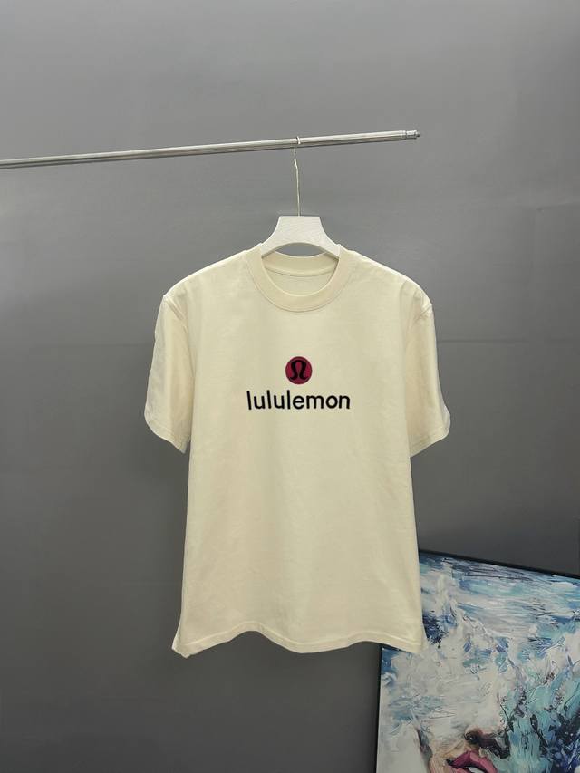lululemon露露 刺绣款 2025春夏经典圆领短袖T恤采用280克双纱精棉 衣服偏厚使整体高透气和柔软性 三标齐全 男女同款 颜色 白色 黑色 灰色 杏色