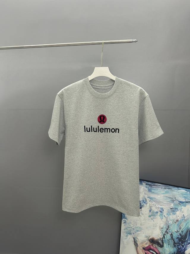 lululemon露露 刺绣款 2025春夏经典圆领短袖T恤采用280克双纱精棉 衣服偏厚使整体高透气和柔软性 三标齐全 男女同款 颜色 白色 黑色 灰色 杏色