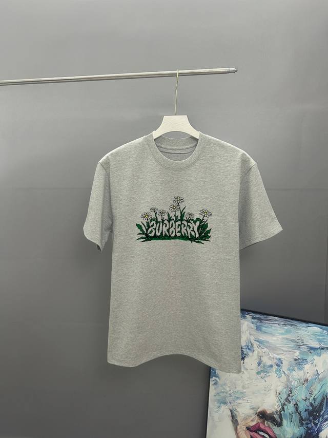 burberry巴宝莉2025春夏经典印花圆领短袖T恤采用280克双纱精棉 衣服偏厚使整体高透气和柔软性 高版本 三标齐全 男女同款 颜色 白色 黑色 灰色 杏
