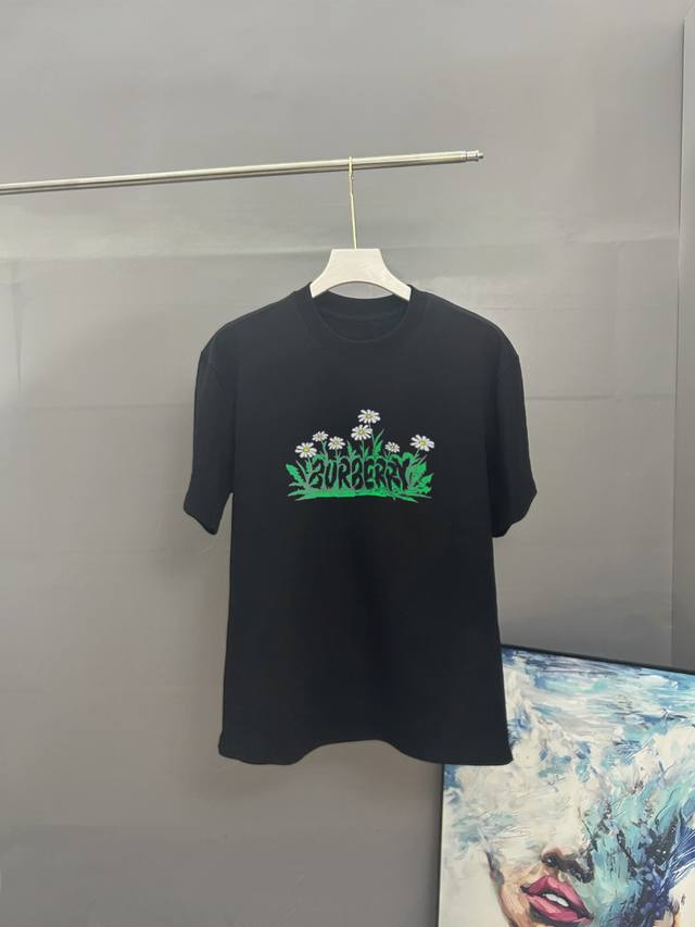 burberry巴宝莉2025春夏经典印花圆领短袖T恤采用280克双纱精棉 衣服偏厚使整体高透气和柔软性 高版本 三标齐全 男女同款 颜色 白色 黑色 灰色 杏