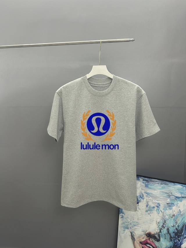 lululemon露露 2025春夏经典印花圆领短袖T恤采用280克双纱精棉 衣服偏厚使整体高透气和柔软性 高版本 三标齐全 男女同款 颜色 黑色 白色 灰色