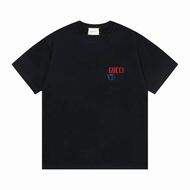 Gucci 上新 新款T上货 古奇标志印花图案 后幅反标设计 1:1高品质 百分百纯棉洗水处理 布料精梳紧密赛络纺 不缩水不变形 更舒适柔软 高克重手感更好 三