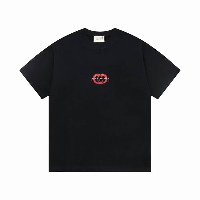 Gucci 上新 新款T上货 古奇标志印花图案 后幅反标设计 1:1高品质 百分百纯棉洗水处理 布料精梳紧密赛络纺 不缩水不变形 更舒适柔软 高克重手感更好 三