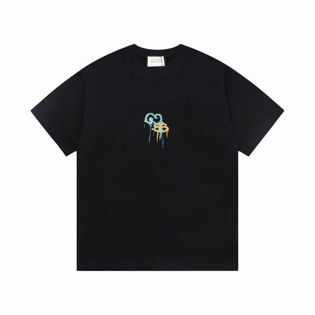 Gucci 上新 新款T上货 古奇标志印花图案 后幅反标设计 1:1高品质 百分百纯棉洗水处理 布料精梳紧密赛络纺 不缩水不变形 更舒适柔软 高克重手感更好 三