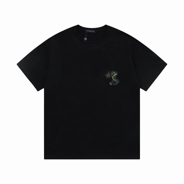 Lv 上新 驴家新款T上货 Lv标志印花图案 后幅反标设计 1:1高品质 百分百纯棉洗水处理 布料精梳紧密赛络纺 不缩水不变形 更舒适柔软 高克重手感更好 三标