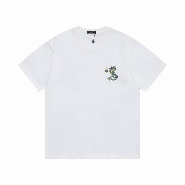Lv 上新 驴家新款T上货 Lv标志印花图案 后幅反标设计 1:1高品质 百分百纯棉洗水处理 布料精梳紧密赛络纺 不缩水不变形 更舒适柔软 高克重手感更好 三标