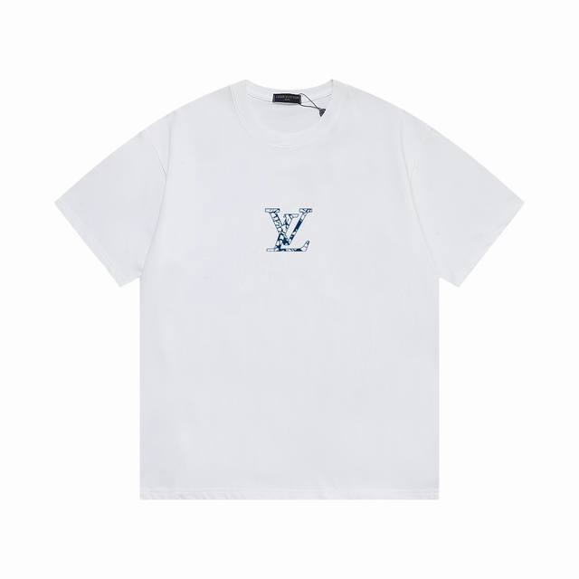Lv 上新 驴家新款T上货 Lv标志印花图案 后幅反标设计 1:1高品质 百分百纯棉洗水处理 布料精梳紧密赛络纺 不缩水不变形 更舒适柔软 高克重手感更好 三标