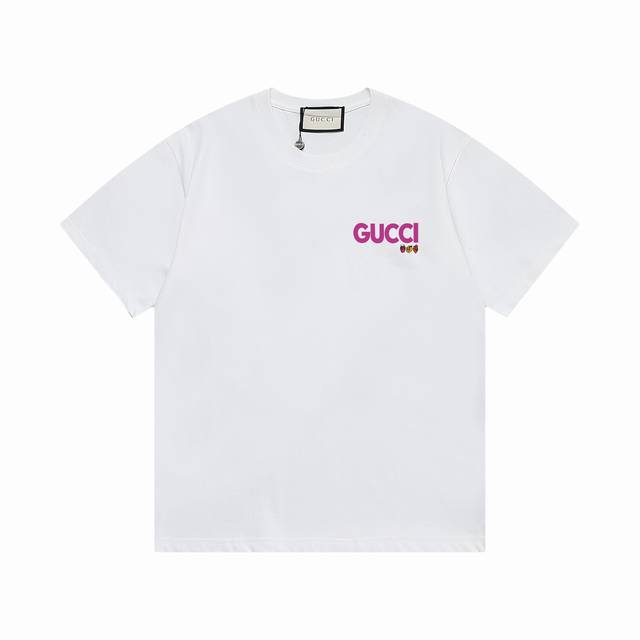Gucci 长期现货放心推 上新 新款T上货 古奇标志印花图案 后幅反标设计 1:1高品质 百分百纯棉洗水处理 布料精梳紧密赛络纺 不缩水不变形 更舒适柔软 高