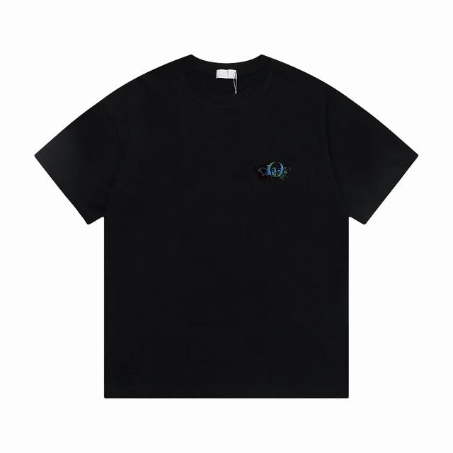 Dior 上新 Dior新款T上货 标志印花图案 后幅反标设计 1:1高品质 百分百纯棉洗水处理 布料精梳紧密赛络纺 不缩水不变形 更舒适柔软 高克重手感更好