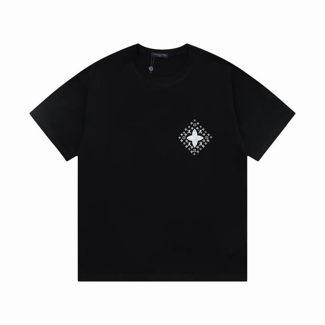 Lv 上新 驴家新款T上货 Lv标志印花图案 后幅反标设计 1:1高品质 百分百纯棉洗水处理 布料精梳紧密赛络纺 不缩水不变形 更舒适柔软 高克重手感更好 三标