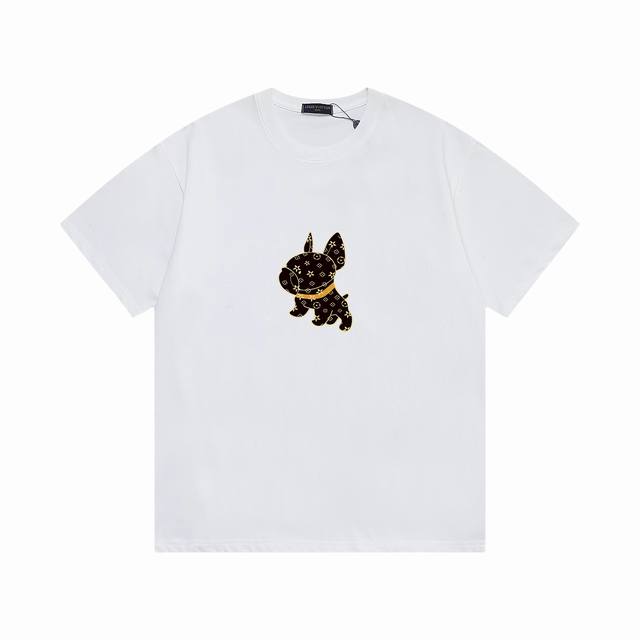 Lv 上新 驴家新款T上货 Lv标志印花图案 后幅反标设计 1:1高品质 百分百纯棉洗水处理 布料精梳紧密赛络纺 不缩水不变形 更舒适柔软 高克重手感更好 三标