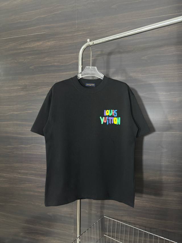 款号 He246 louis Vuitton-Lv背后字母彩绘圆领T恤短袖 面料采用280克双股双纱纯棉面料 手感舒适柔软 上身舒适透气 领口采用同缸同色罗纹