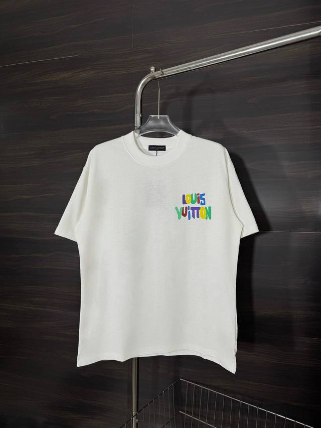 款号 He246 louis Vuitton-Lv背后字母彩绘圆领T恤短袖 面料采用280克双股双纱纯棉面料 手感舒适柔软 上身舒适透气 领口采用同缸同色罗纹