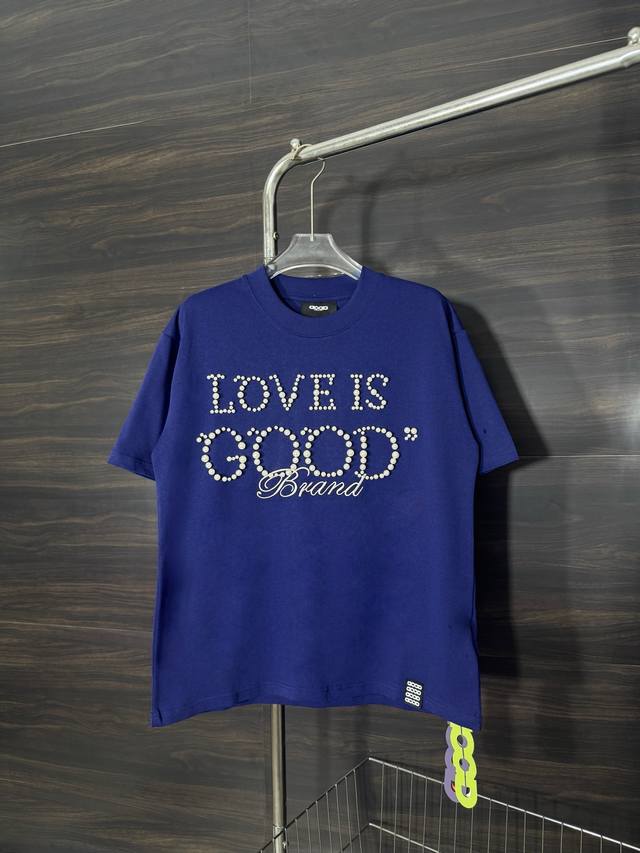 款号 He231 goodbrand-字母串珠刺绣圆领短袖 面料采用280克双股双纱纯棉面料 手感舒适柔软 上身舒适透气 领口采用同缸同色罗纹 不紧绷 不变形