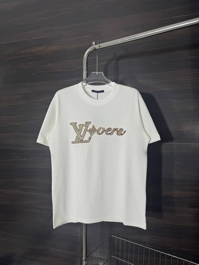 款号 He245 louis Vuitton-Lv胸前串珠贴片圆领短袖 面料采用280克双股双纱纯棉面料 手感舒适柔软 上身舒适透气 领口采用同缸同色罗纹 不紧