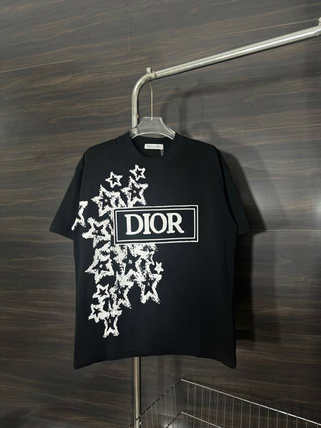 款号 He244 dior-迪奥胸前星星字母印花Logo圆领短袖 面料采用280克双股双纱纯棉面料 手感舒适柔软 上身舒适透气 领口采用同缸同色罗纹 不紧绷 不
