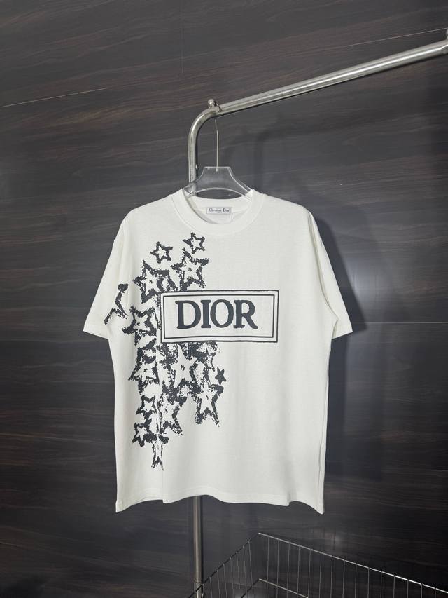 款号 He244 dior-迪奥胸前星星字母印花Logo圆领短袖 面料采用280克双股双纱纯棉面料 手感舒适柔软 上身舒适透气 领口采用同缸同色罗纹 不紧绷 不