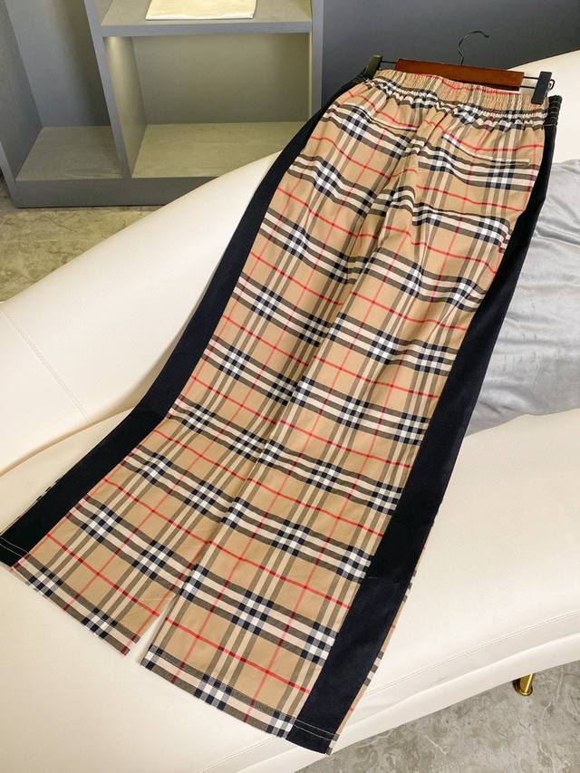 B家上新品高端品质 23春夏专柜同步 新款格子侧面黑条牛津牛织带直筒休闲裤 经典Vintage格纹松紧腰直筒版型时髦演绎帅气高级感 原版定制全面对格 原版高织进