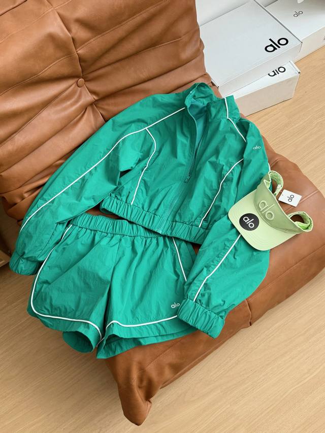 上新 Alo套装 货号98181 60春夏新款 立领拉链外套+运动短裤 立领落肩版型 撞色设计是亮点 自带时髦酷帅氛围感 舒适又简洁大方自在 防水防风面料 青春