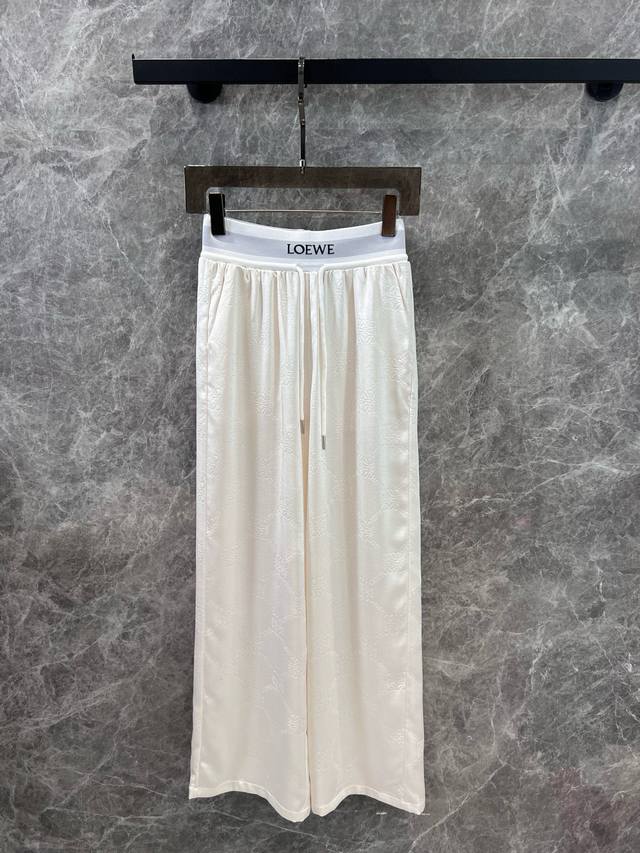 loew* 25Ss春夏新款 缎面Logo压花休闲长裤丨独家高版出品 满足日常需求的各种搭配时髦精必收单品颜色非常的高级 宽松阔腿的版型 松紧高腰的设计 包容性