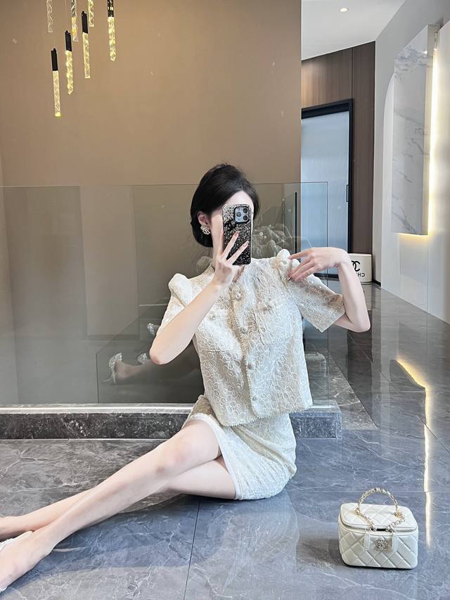 套装 新款气质优雅知性套装 整体一套搭配时髦指数立刻升级 廓形很美 透出几分大女人的成熟气质 显瘦又有品位 Smlxl