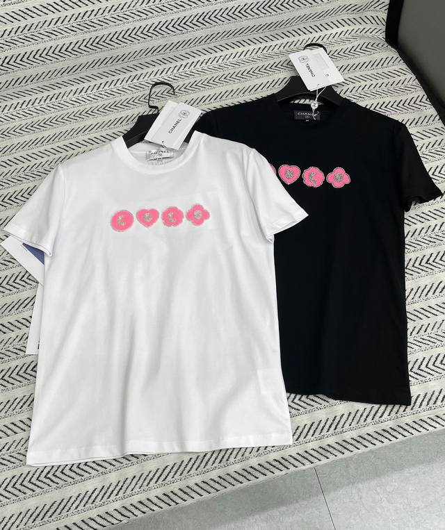 25Ss 早春新款 chanel重工珠片Coco字母图案T恤 强烈推荐热卖款 做工品质看细节 color 白 黑 size Sml