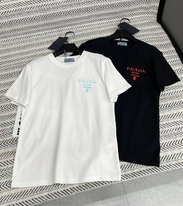 25Ss 早春新款 prada简约刺绣徽标字母百搭图案T恤 强烈推荐热卖款 做工品质看细节 color 白 黑 size Sml