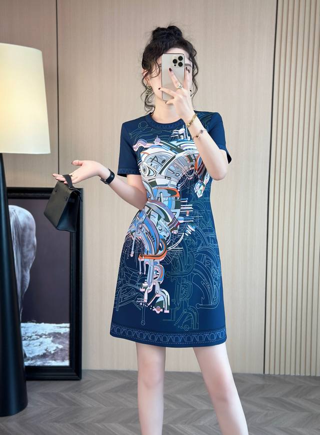 2025夏装大爆款 爆款推荐 爱马仕同款连衣裙 定位印花款 微收腰版型 设计师设计款式 谁拿谁补 超级推荐款式 颜色:杏色 蓝色 尺码 Smlxlxxl