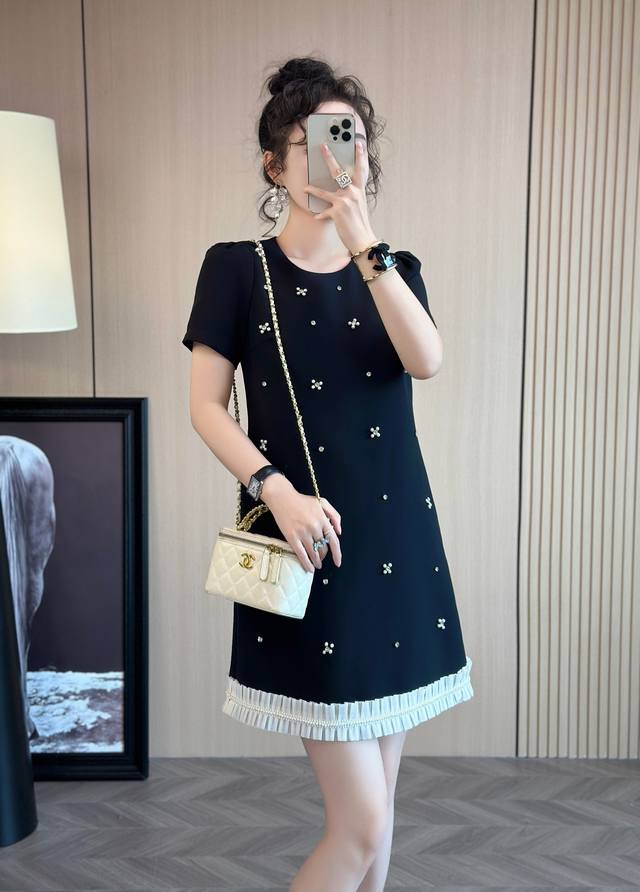 2025夏装爆款 爆款推荐 miumiu同款连衣裙 重工定制款面料 重工特种工艺 超级美的一款 店里已经翻单1000多件 超级推荐 主推款式 颜色:粉色 黑色