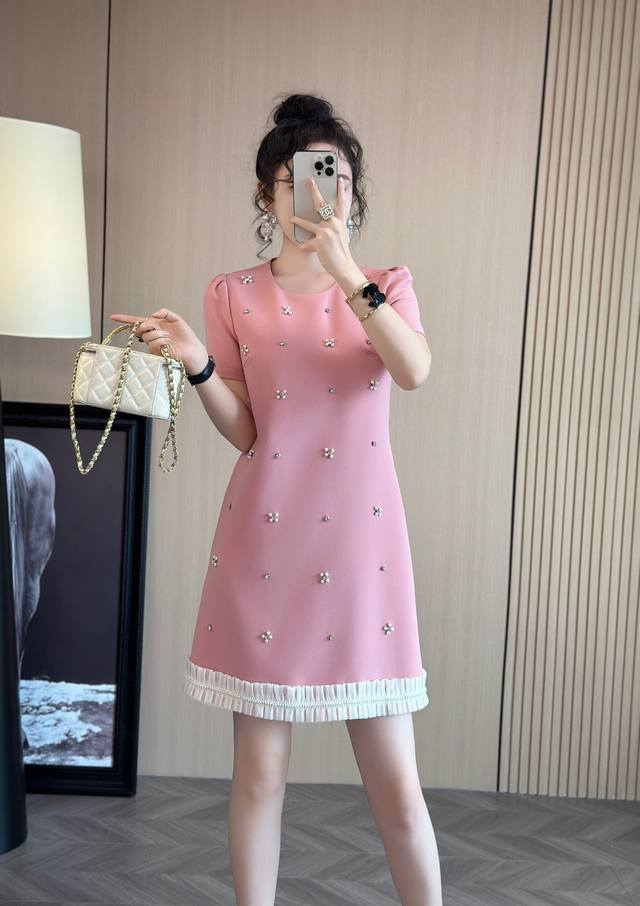 2025夏装爆款 爆款推荐 miumiu同款连衣裙 重工定制款面料 重工特种工艺 超级美的一款 店里已经翻单1000多件 超级推荐 主推款式 颜色:粉色 黑色