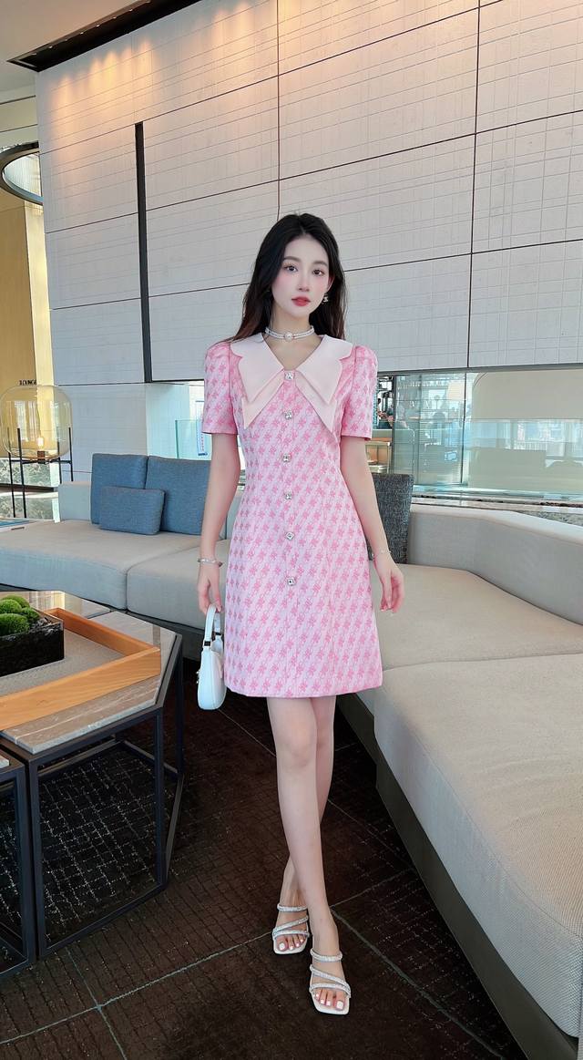 2025夏季撞色娃娃领连衣裙这是一款显瘦洋气的连衣裙 别具一格的设计 泡泡袖加珍珠领 复古又有气质 少女宫廷风 领子做工难度大 撞色设计 温柔又洋气 工艺非常繁