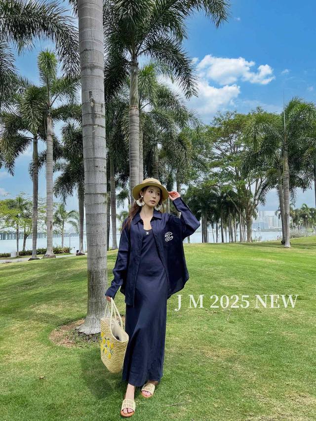 强推 小香长裙衬衫两件套 采用天丝亚麻的面料 舒适透气 日常度假感自带松弛属性 连衣裙的版型超级显瘦 略收腰的设计上身很显比例 衬衫宽松有度 完全不挑身型 谁拿