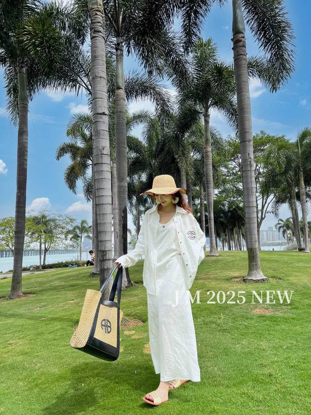 强推 小香长裙衬衫两件套 采用天丝亚麻的面料 舒适透气 日常度假感自带松弛属性 连衣裙的版型超级显瘦 略收腰的设计上身很显比例 衬衫宽松有度 完全不挑身型 谁拿