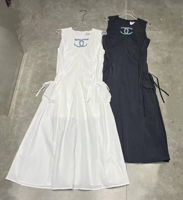 cc Vintage新款连衣裙 这款展现出了成熟女性独有的精致与美好 更是优雅摩登的代表性单品 腰围两侧口袋简约吸晴 黑色白色 Sml 连衣裙